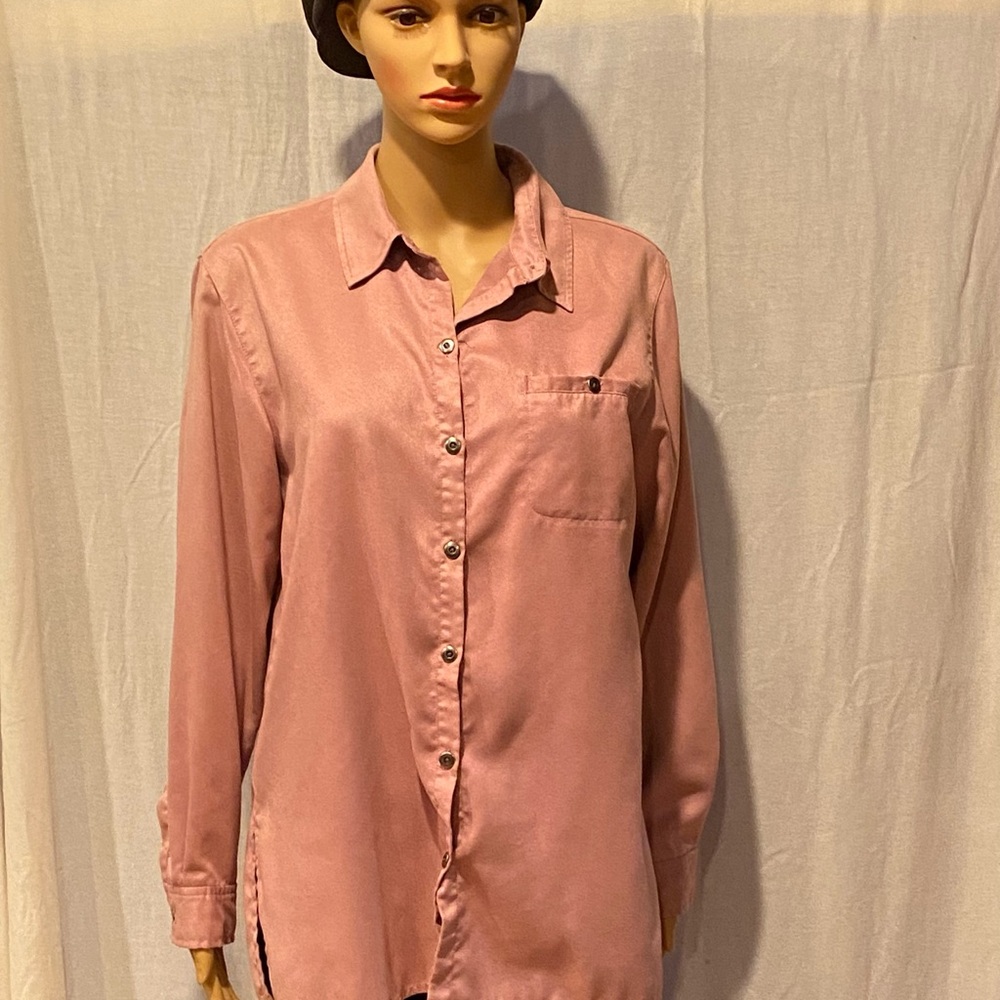 Chico’s Design Pink Long Sleeve Button Down Top Size 1 (medium)